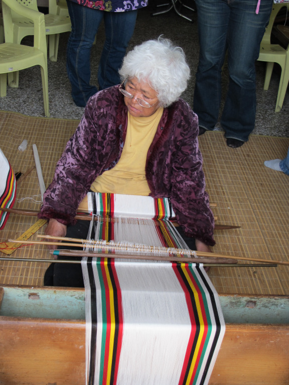 布農族男子傳統服飾編織