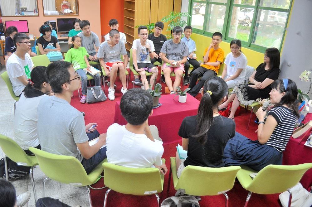 許慧貞老師鼓勵青少年們理解不同的族群及文化。