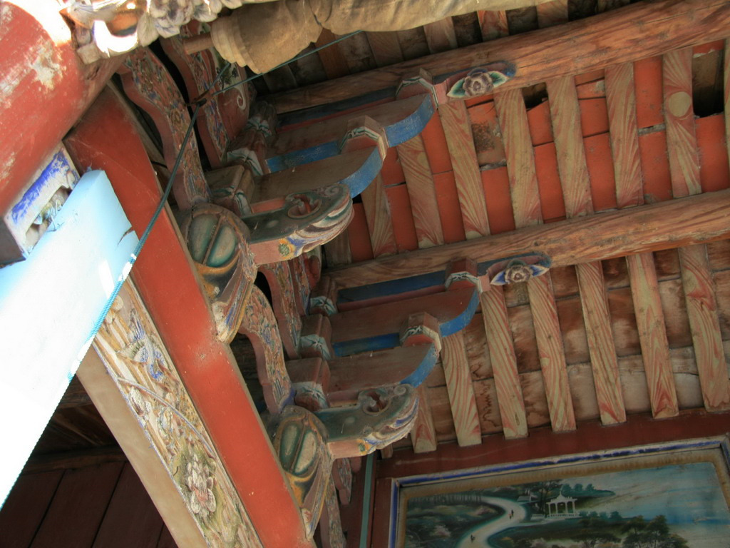 富里鄉東里村邱家古厝-屋頂下可見傳統建築工法，樑上還有精美的彩繪作品，相當的精美。拍攝：黃家榮