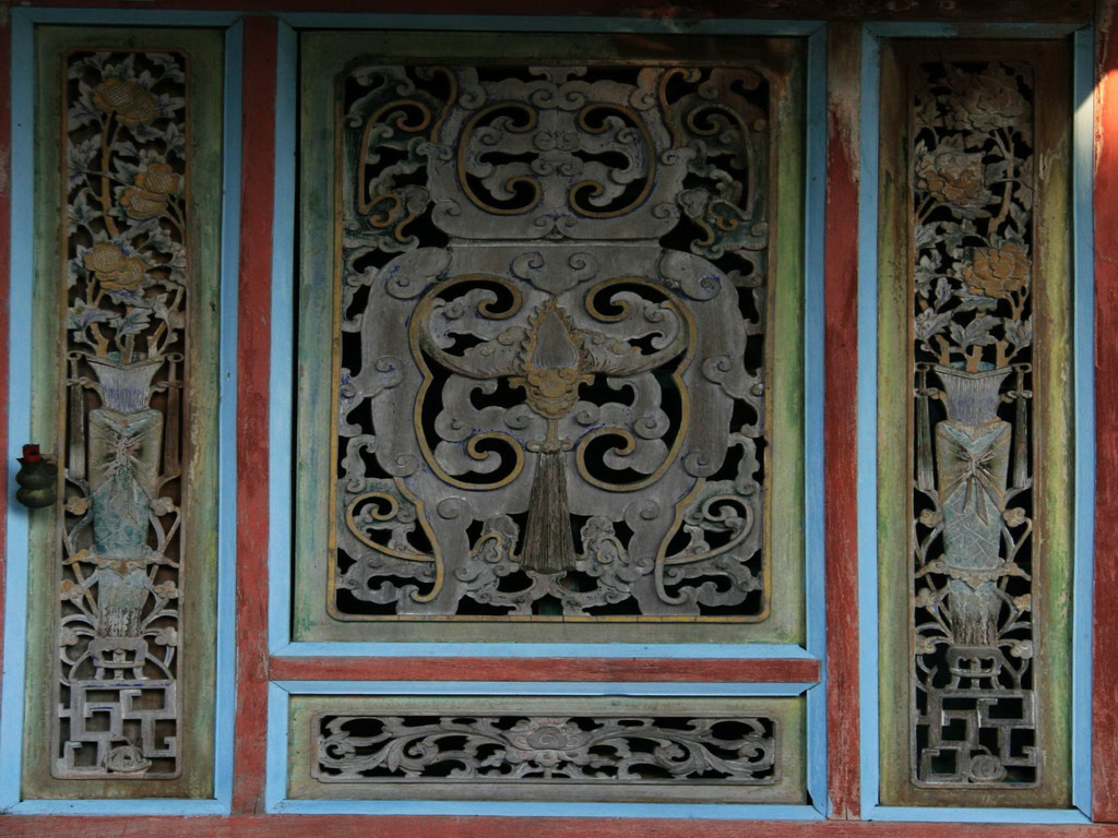 富里鄉東里村邱家古厝之正廳左右兩側面鑲有螭虎圍爐木雕漏窗，雕工相當的精細，顯得格外的珍貴。拍攝：黃家榮