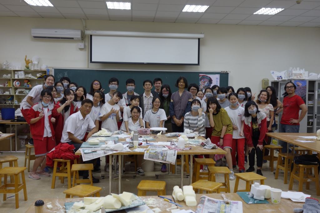 蔡文慶老師與學員們合影