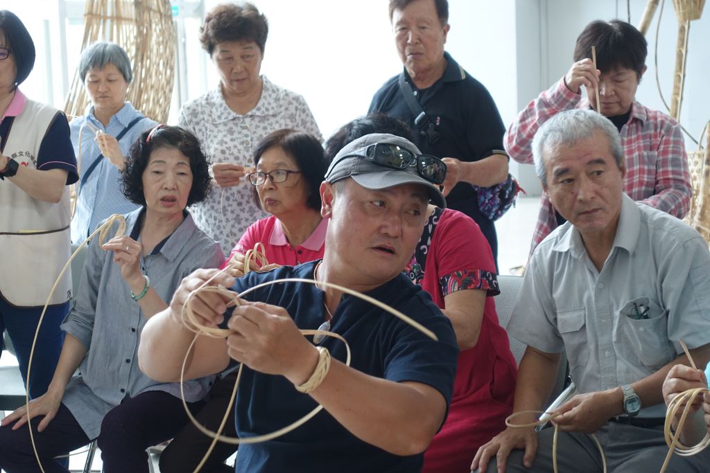 石雕博物館「竹編手環體驗課程」歡笑聲不斷