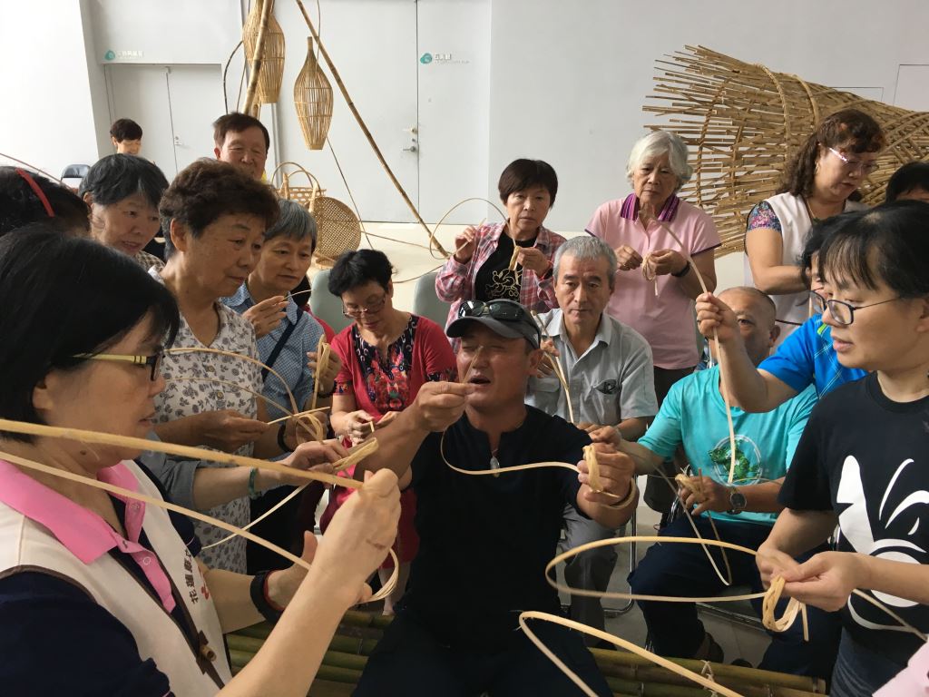 石雕博物館「竹編手環體驗課程」歡笑聲不斷