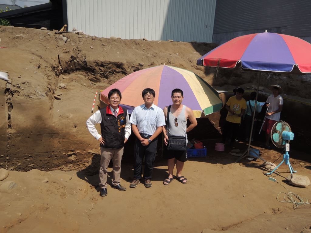 花岡山考古遺址發掘現場照片，左1為江躍承局長，中間為此次現勘委員尹意智博士，右1為地主林先生