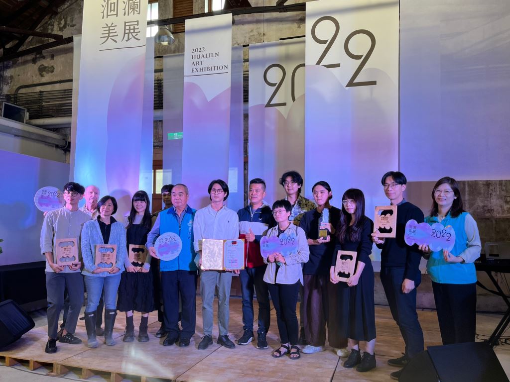 頒獎典禮，6組藝術家與花蓮縣文化局局長吳勁毅及出席貴賓合影。