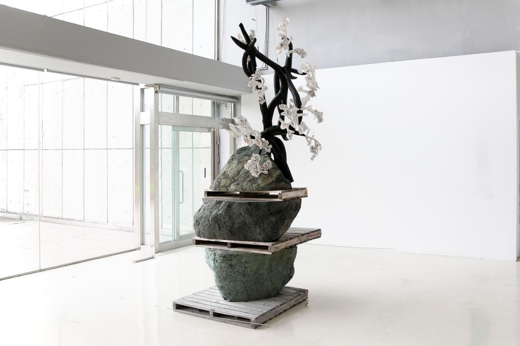 藝術家李霽其大型裝置作品《Touch》與昌展石業的山形蛇紋石結合，寓意石中迸出生命的意象。