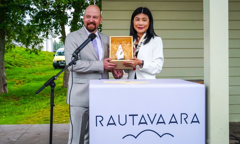 駐芬蘭代表處張秀禎代表(圖右)致贈駐村作品微型雕塑予Rautavaara市凱爾納市長(圖左)。(照片提供：駐芬蘭代表處)