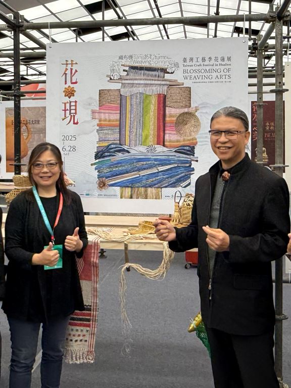 花蓮展策展人王昱心老師（左）、國立臺灣工藝研究發展中心陳殿禮主任（右）邀請來花蓮展區「花現」