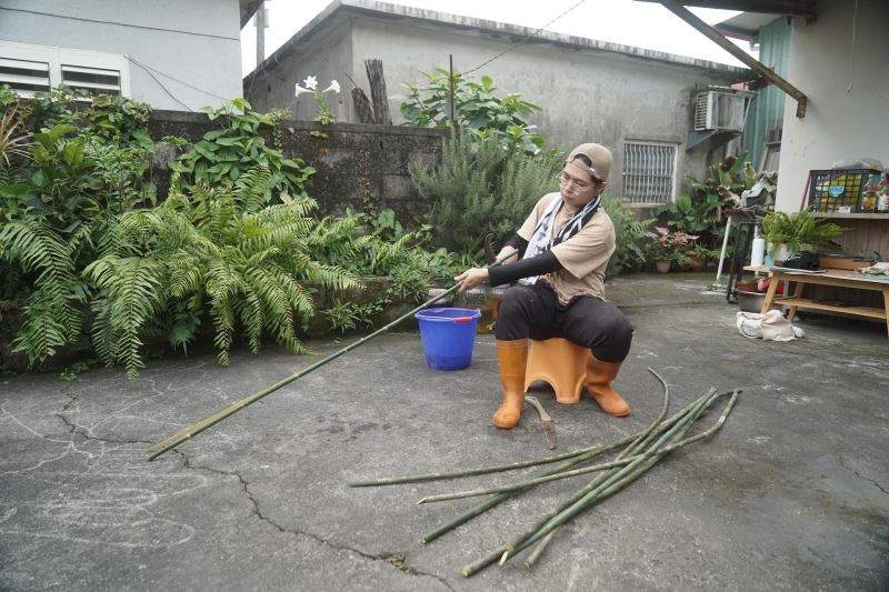 編者劉瑋Yakaw從祖父劉阿松的徒弟學習藤編，不僅須從取材開始學習還要了解傳統土地智慧