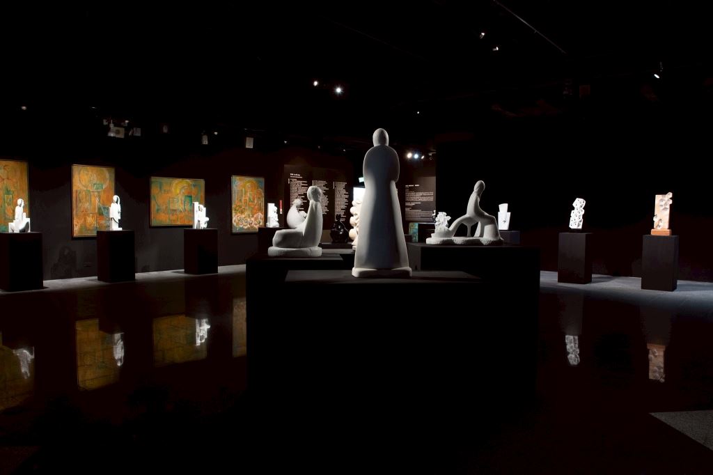 石雕作品，與畫作一同於展場陳列