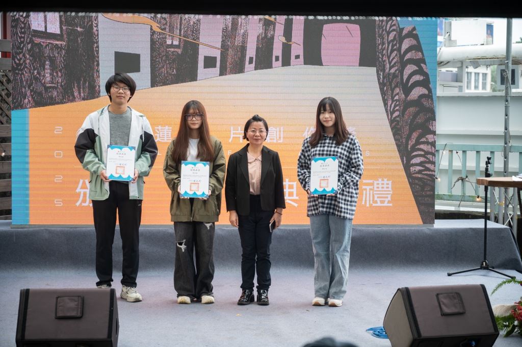 青少年評審團代表領授結業證書合照