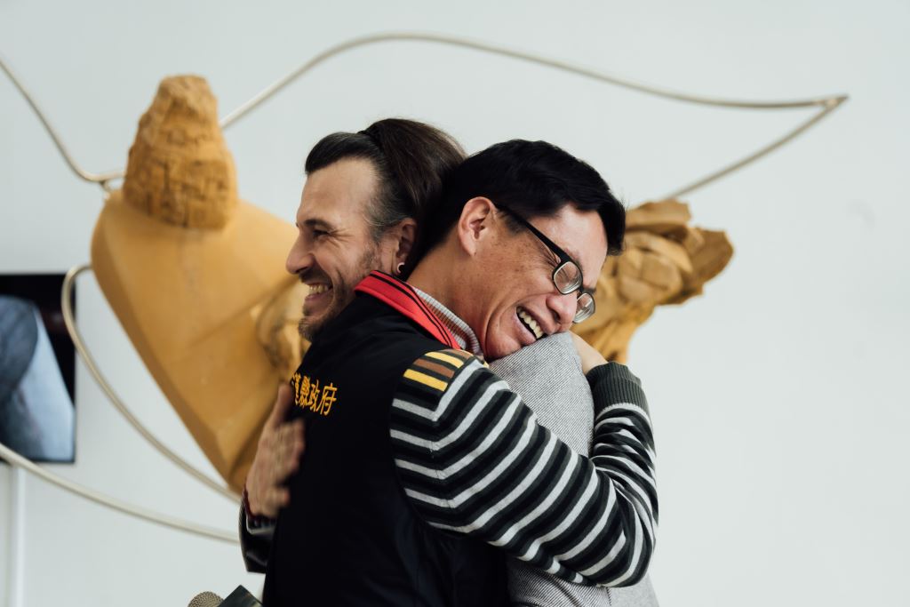 陳局長與藝術家相擁