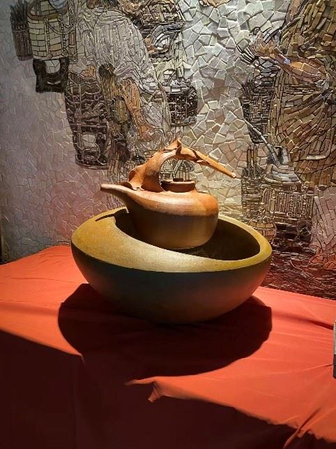 【新聞稿】「龍馬常在 享戀雕藝－王秀杞·林昭慶雙人聯展」 以雕、陶述情,以器物守望，花蓮縣石雕博物館隆重開展(2)