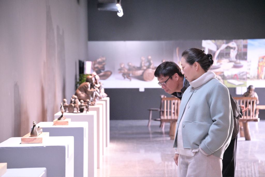 縣長徐榛蔚與文化局長陳建村觀展