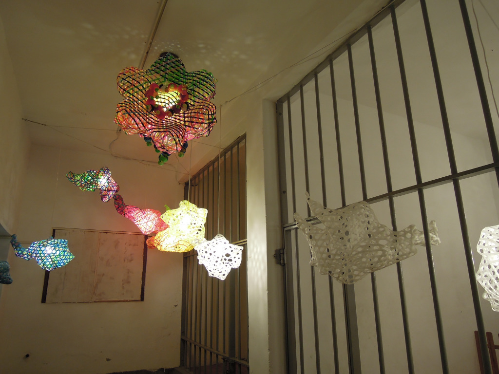 《樹影婆娑中，建物幢幢》之2，作者：林淑鈴